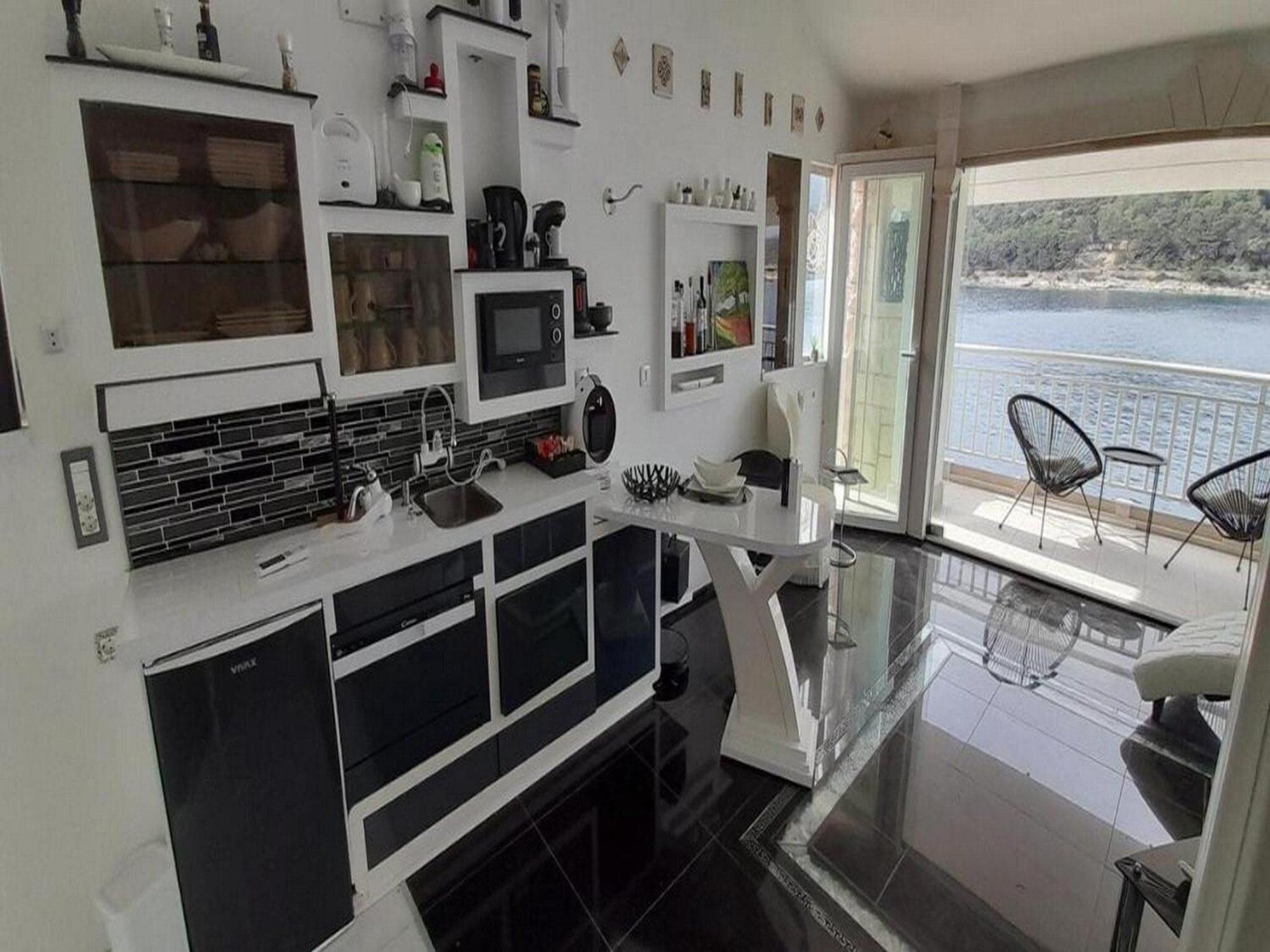Om - One Bedroom With Balcony And Sea View Apartment